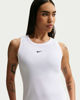 Immagine di NIKE – CANOTTA SPORTSWEAR ADERENTE A COSTINE BIANCA DA DONNA – IH7956/010