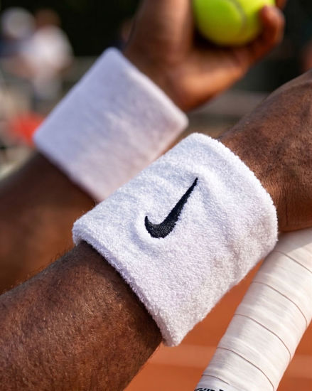 Immagine di NIKE- POLSINO TERGISUDORE SWOOSH BIANCO CON DETTAGLI NERI, N.NN.04_101