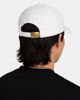 Immagine di NIKE  - CAPPELLO CLUB CAP S CB MTFUT BIANCO CON DETTAGLI ORO, FB5371/100
