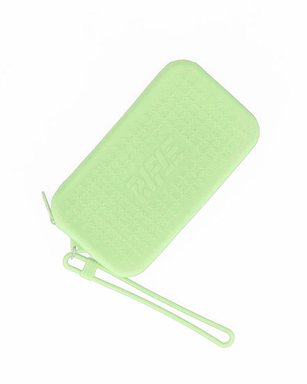 Immagine di RIFLE - Pochette verde salvia in silicone con polsiera