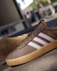 Immagine di ADIDAS - SNEAKERS VL COURT 3.0 MARRONE CON DETTAGLI ROSA DA DONNA,  IH6516