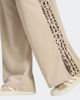 Immagine di ADIDAS - PANTALONE SEASONAL ESSENTIALS ANIMAL PRINT 3-STRIPES MARRONE CON DETTAGLI LEOPARDATI DA DONNA,  KH1543