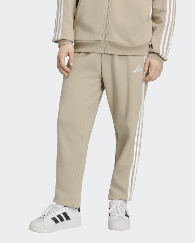 ADIDAS -PANTALONE DA JOGGING AFFUSOLATI CON RISVOLTO IN FRENCH TERRY A 3 STRISCE ESSENTIALS BEIGE CON DETTAGLI BIANCHI DA UOMO, KY4196