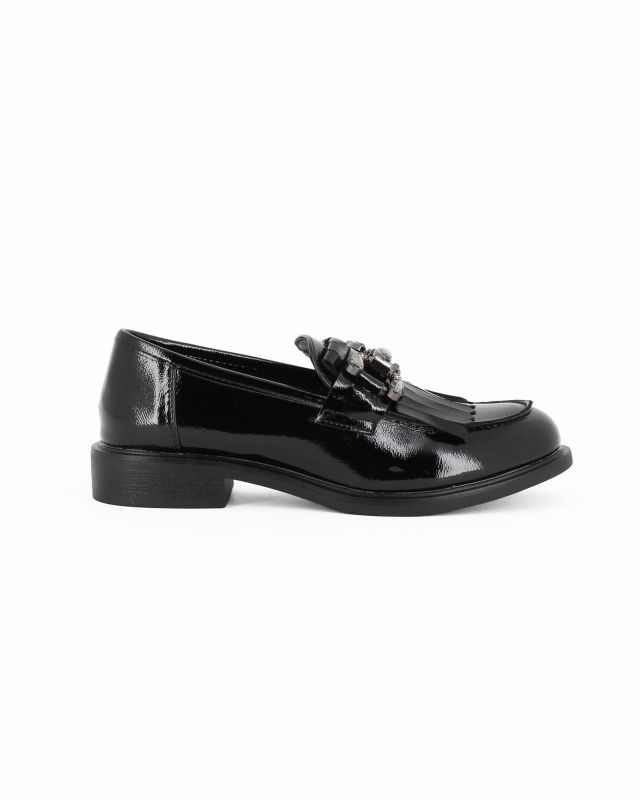 MISS GLOBO - Mocassino nero effetto vernice con morsetto gioiello e frange, sottopiede in memory soft