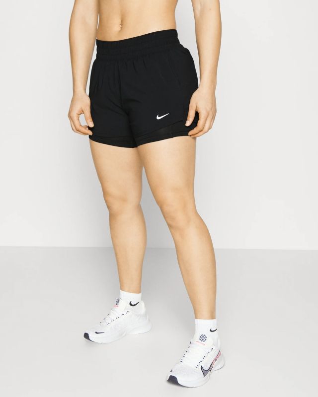 NIKE - Pantaloni corti loose fit da donna neri in tessuto traspirante con logo bianco